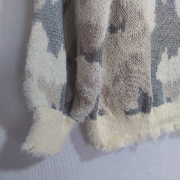 Umgee Pullover Camouflage Camo Gray Cream Soft Fuzzy Sweater Size XL NWT - Picture 5 of 10